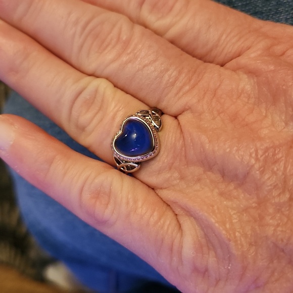 Mood Ring Heart Shaped Temperature. Sensing Color Changing. New In the package. - Picture 5 of 11